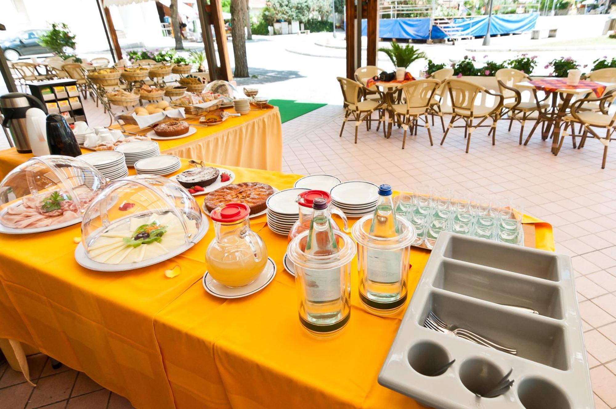 Hotel Milan Rosolina Mare Exterior photo