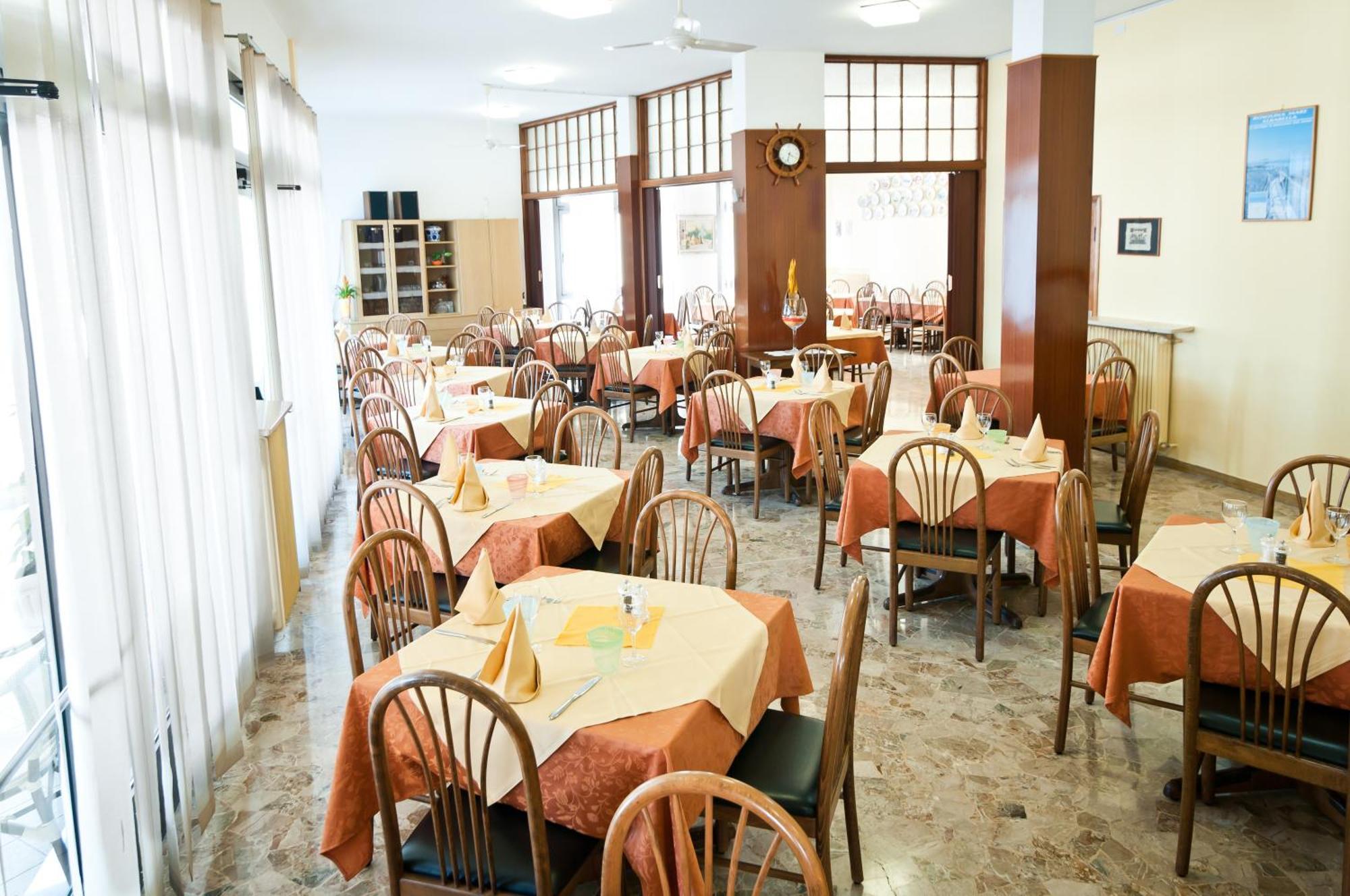 Hotel Milan Rosolina Mare Exterior photo